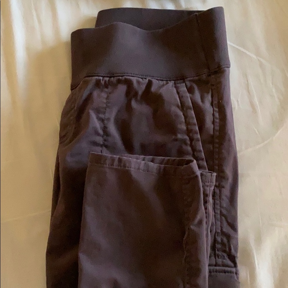 Adorable cropped maternity pants